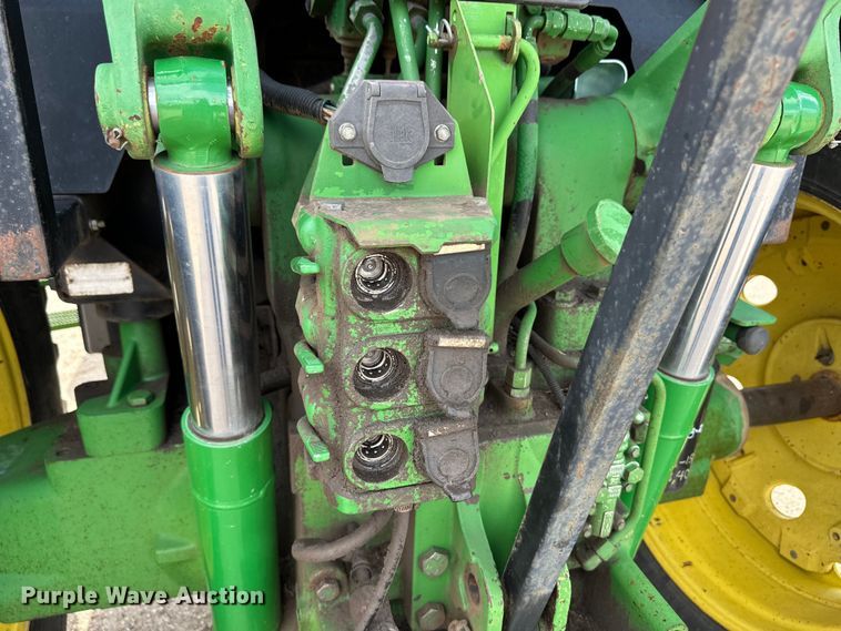 image for item OI9225 1993 John Deere 7600 tractor