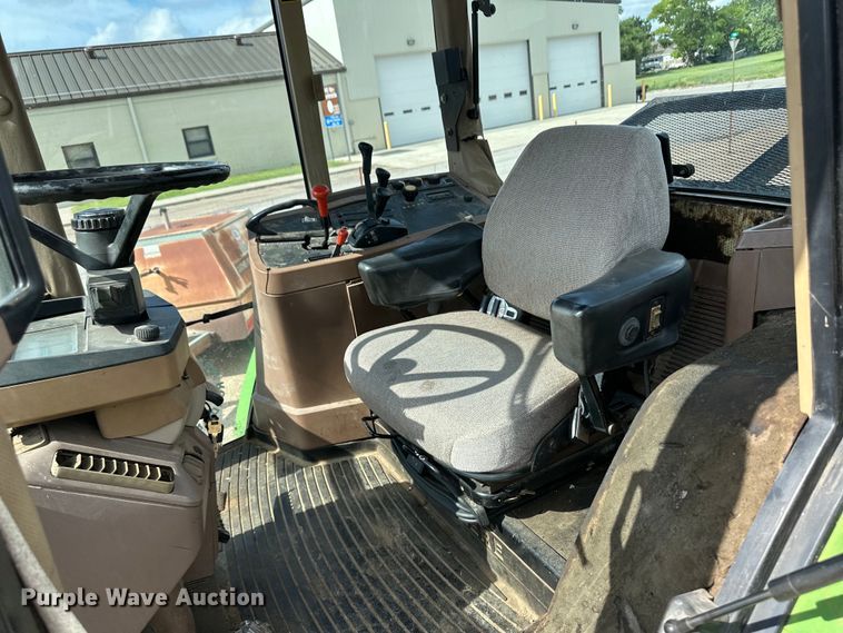 image for item OI9225 1993 John Deere 7600 tractor