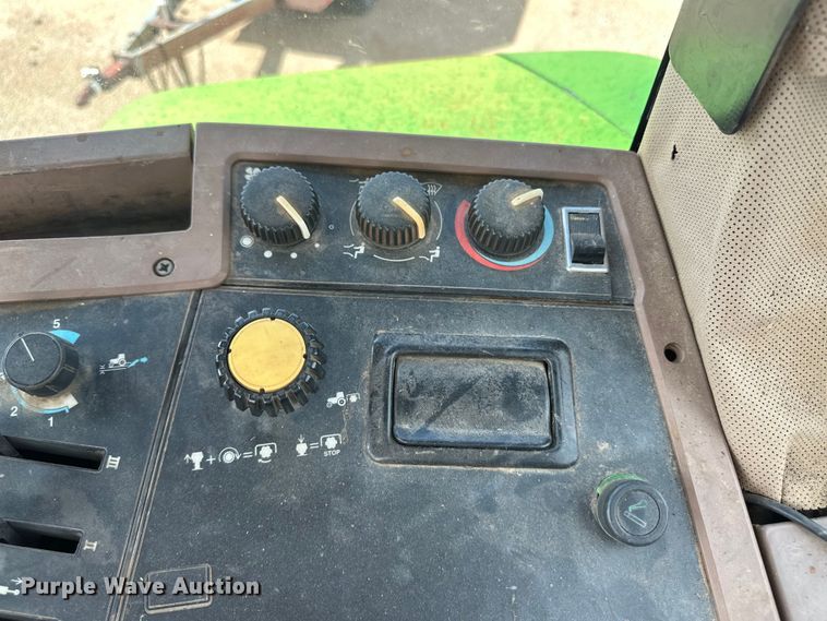 image for item OI9225 1993 John Deere 7600 tractor