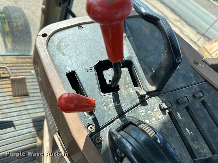 image for item OI9225 1993 John Deere 7600 tractor