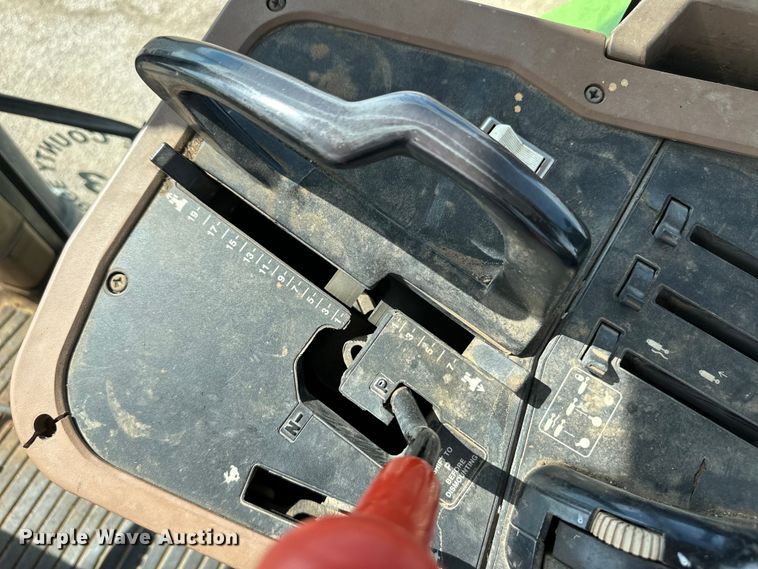 image for item OI9225 1993 John Deere 7600 tractor