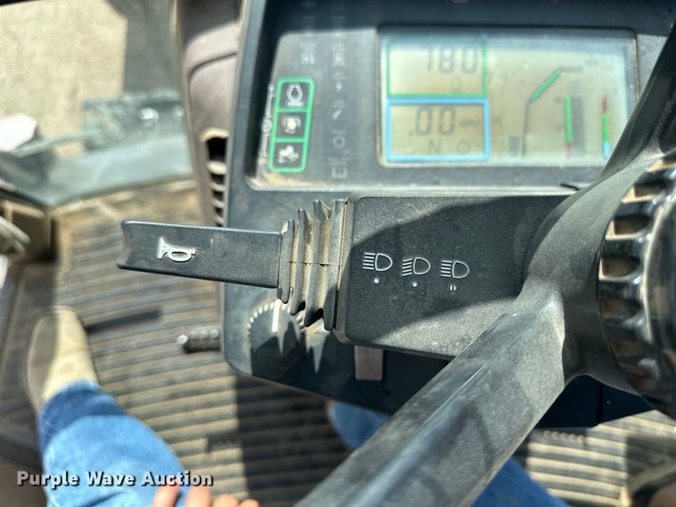 image for item OI9225 1993 John Deere 7600 tractor