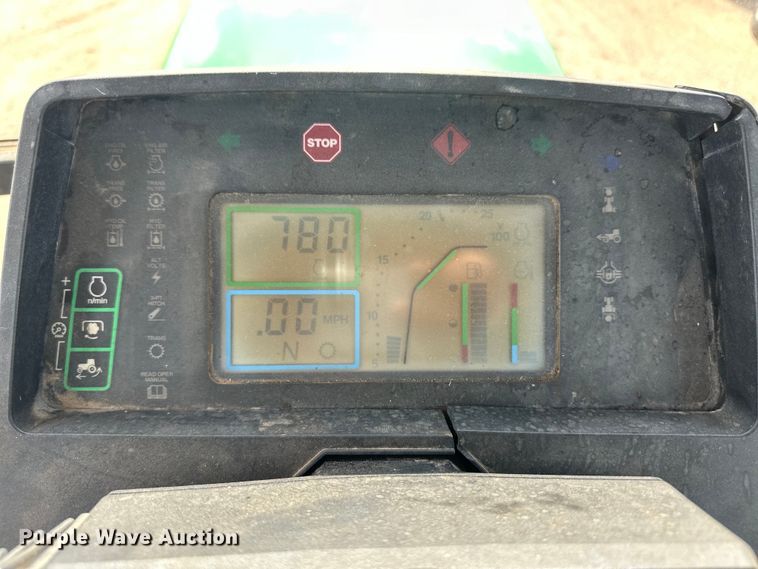 image for item OI9225 1993 John Deere 7600 tractor