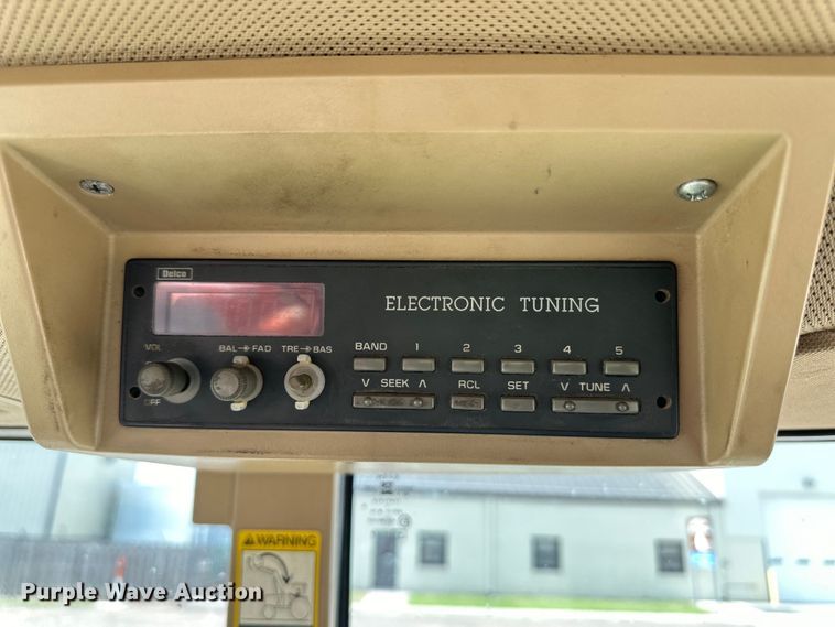 image for item OI9225 1993 John Deere 7600 tractor