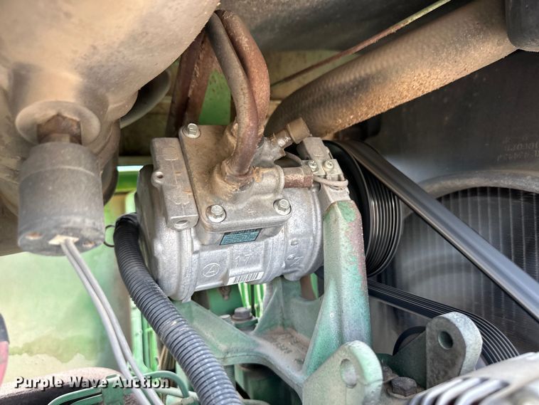 image for item OI9225 1993 John Deere 7600 tractor