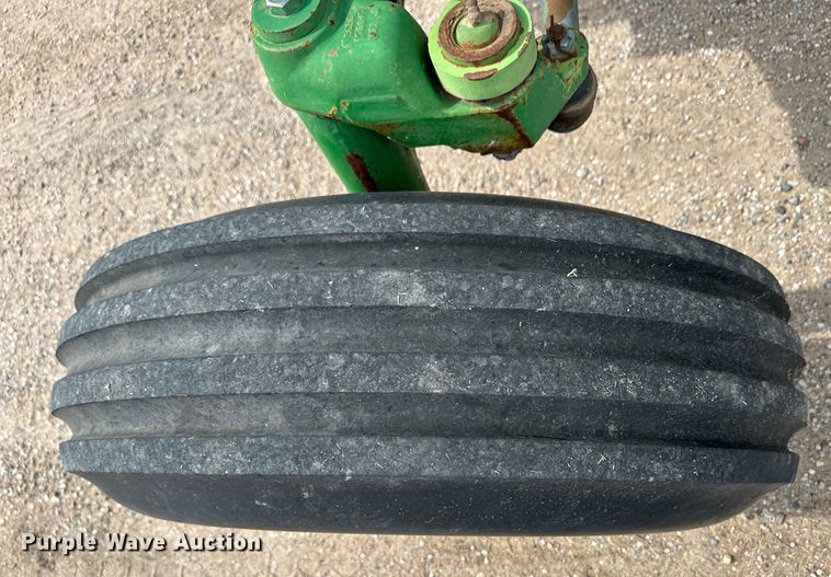 image for item OI9225 1993 John Deere 7600 tractor