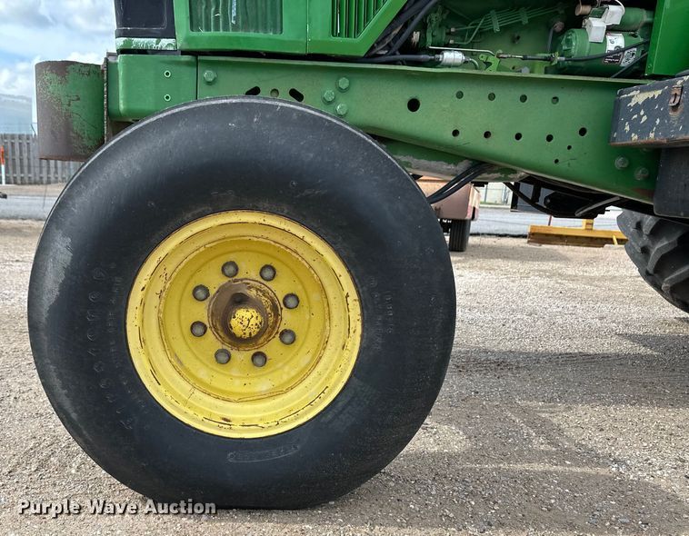 image for item OI9225 1993 John Deere 7600 tractor