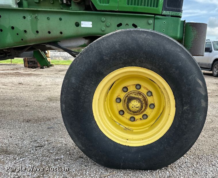 image for item OI9225 1993 John Deere 7600 tractor