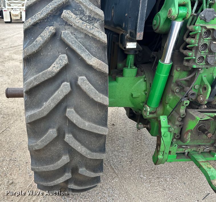 image for item OI9225 1993 John Deere 7600 tractor