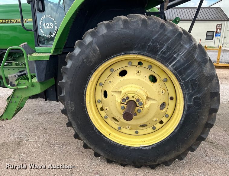 image for item OI9225 1993 John Deere 7600 tractor