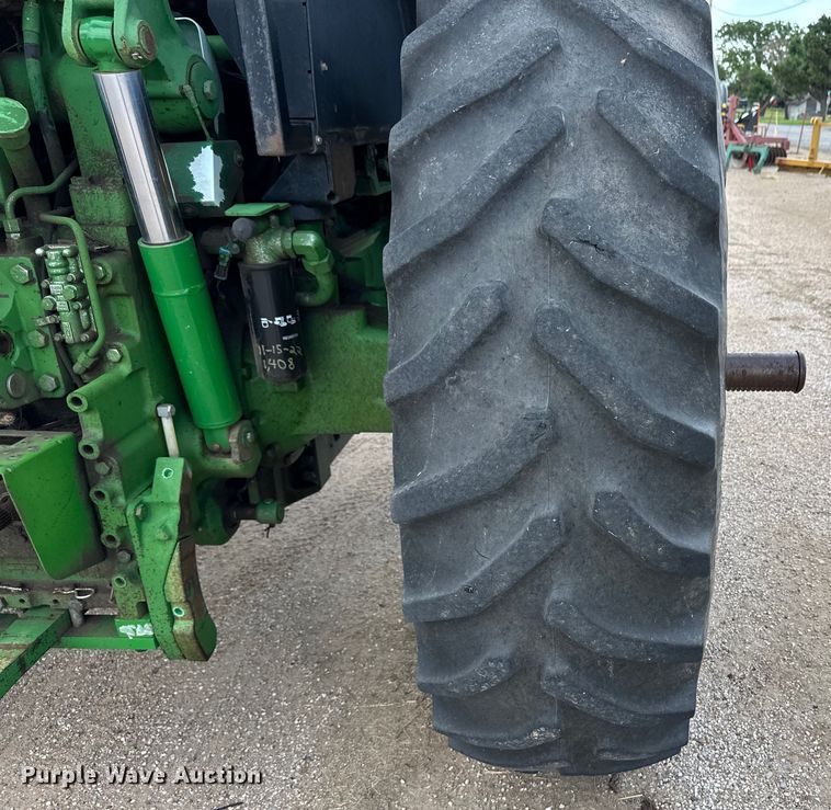 image for item OI9225 1993 John Deere 7600 tractor