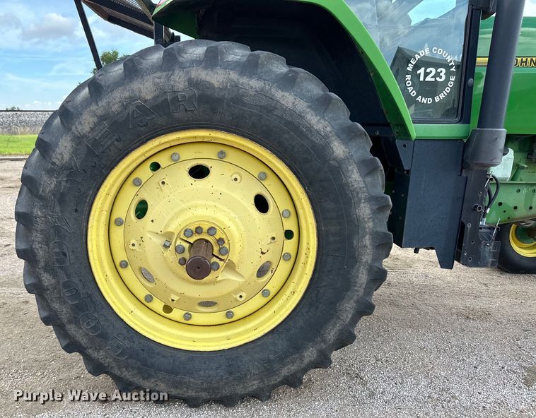 image for item OI9225 1993 John Deere 7600 tractor