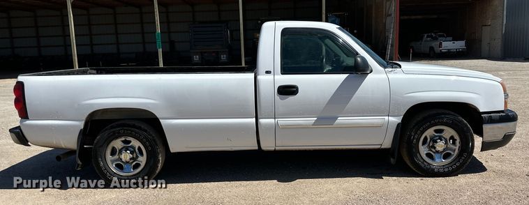 image for item OI9242 2004 Chevrolet Silverado 1500 pickup truck