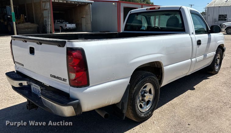 image for item OI9242 2004 Chevrolet Silverado 1500 pickup truck