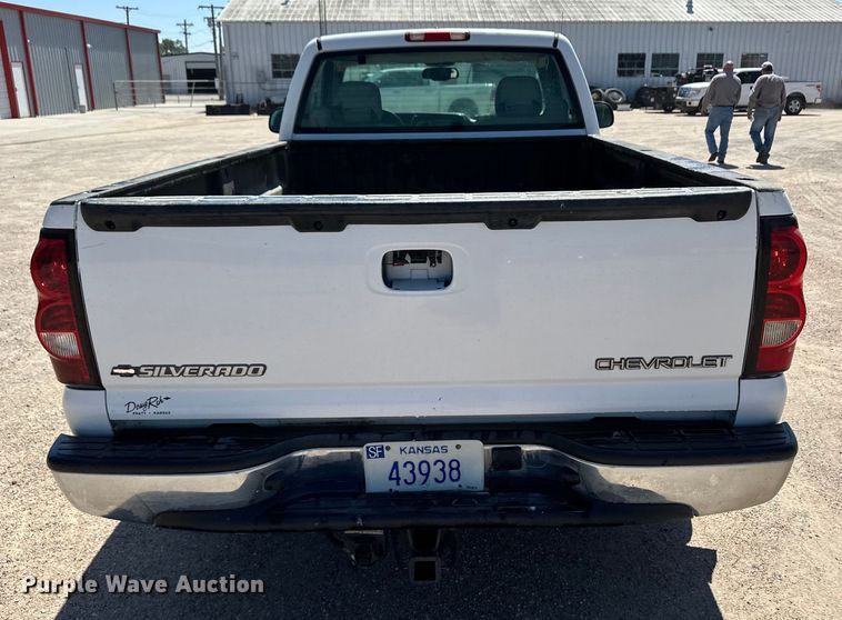 image for item OI9242 2004 Chevrolet Silverado 1500 pickup truck