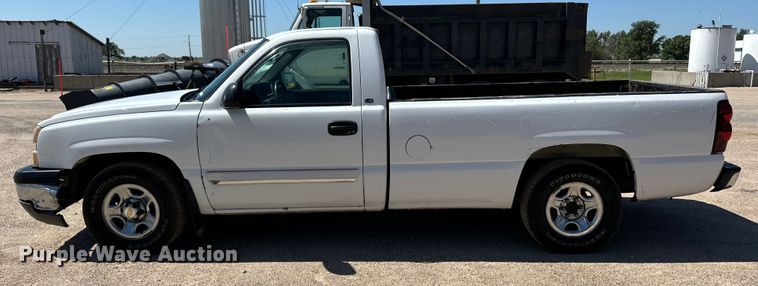 image for item OI9242 2004 Chevrolet Silverado 1500 pickup truck