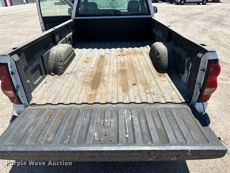 image for item OI9242 2004 Chevrolet Silverado 1500 pickup truck