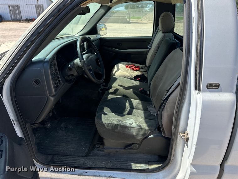 image for item OI9242 2004 Chevrolet Silverado 1500 pickup truck