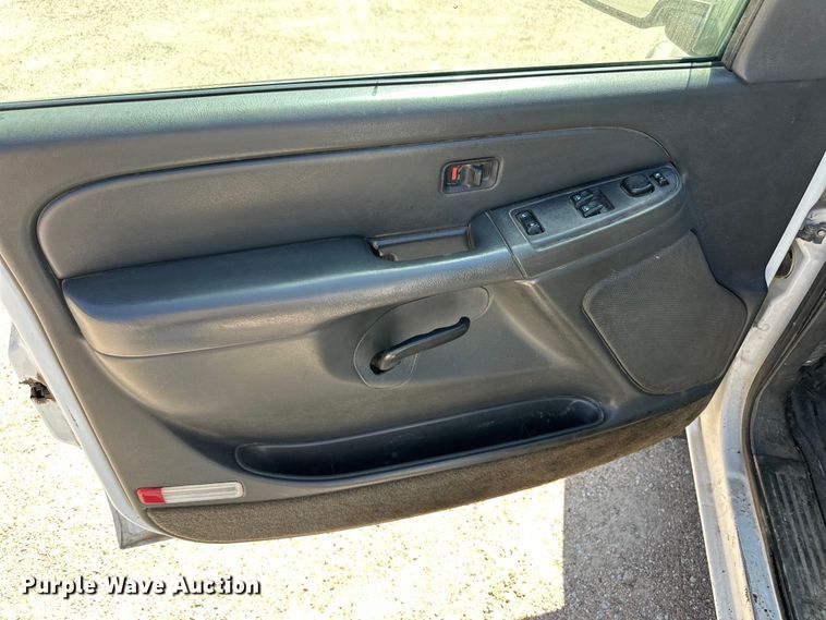 image for item OI9242 2004 Chevrolet Silverado 1500 pickup truck