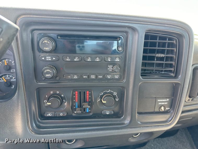 image for item OI9242 2004 Chevrolet Silverado 1500 pickup truck