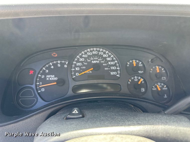 image for item OI9242 2004 Chevrolet Silverado 1500 pickup truck