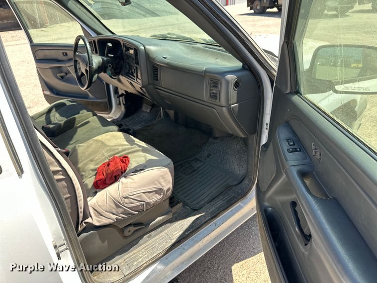 image for item OI9242 2004 Chevrolet Silverado 1500 pickup truck