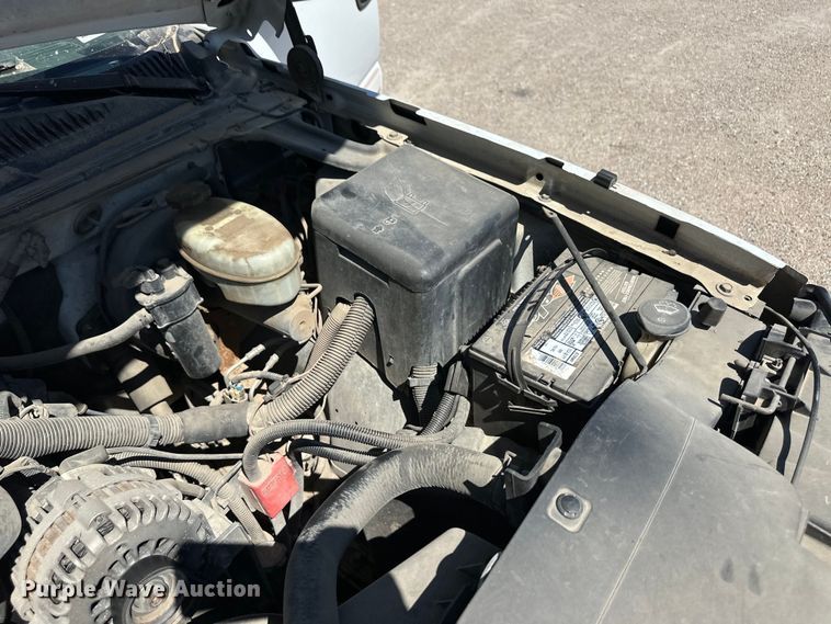 image for item OI9242 2004 Chevrolet Silverado 1500 pickup truck