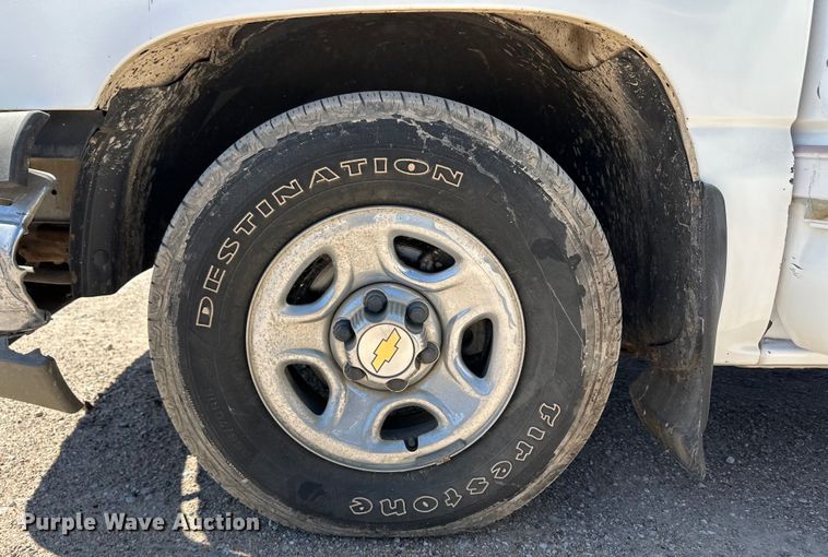 image for item OI9242 2004 Chevrolet Silverado 1500 pickup truck