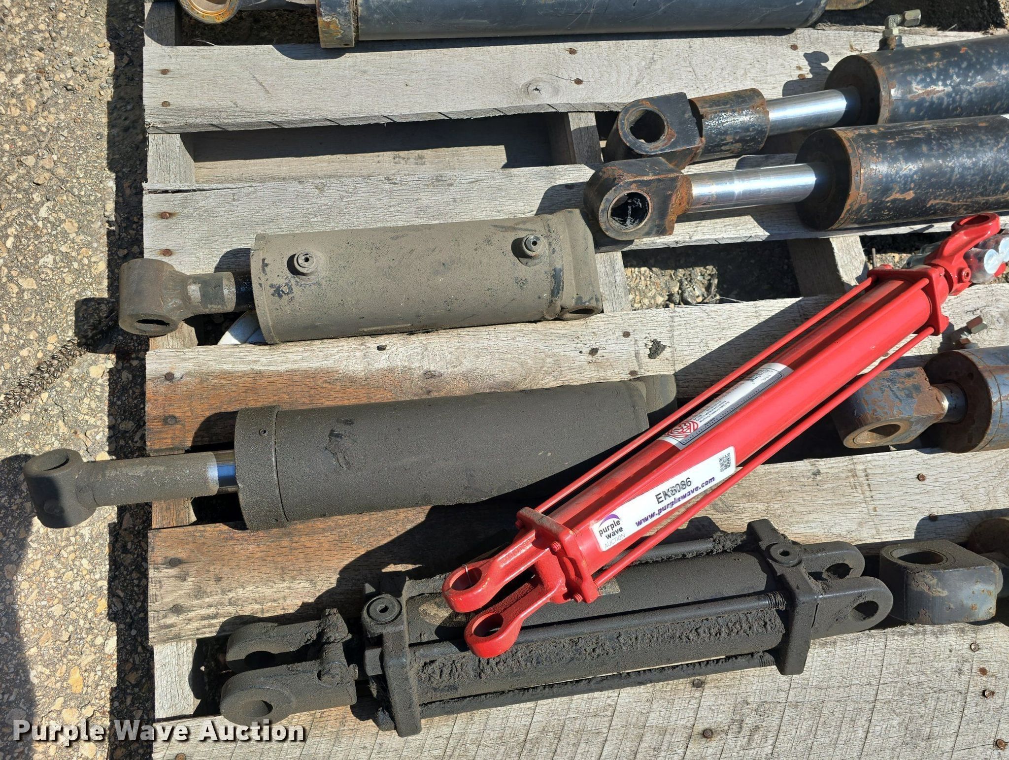 (10) hydraulic cylinders in Topeka, KS Item EK6086 for sale Purple Wave