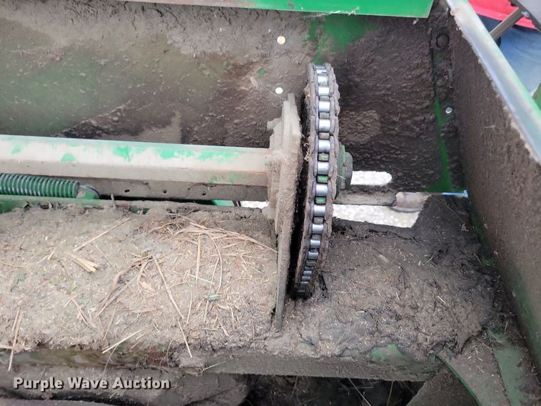 image for item DG0650 John Deere 348 small square baler