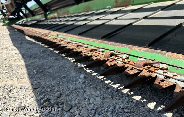 image for item DK6661 John Deere draper head