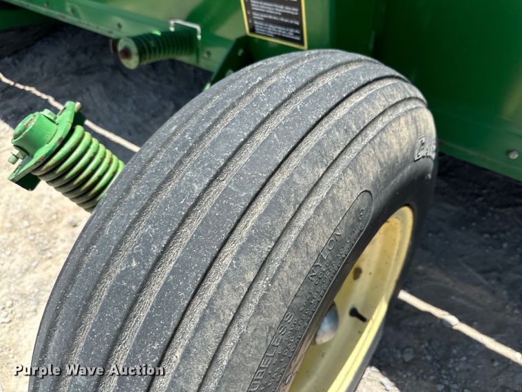 image for item DK6661 John Deere draper head