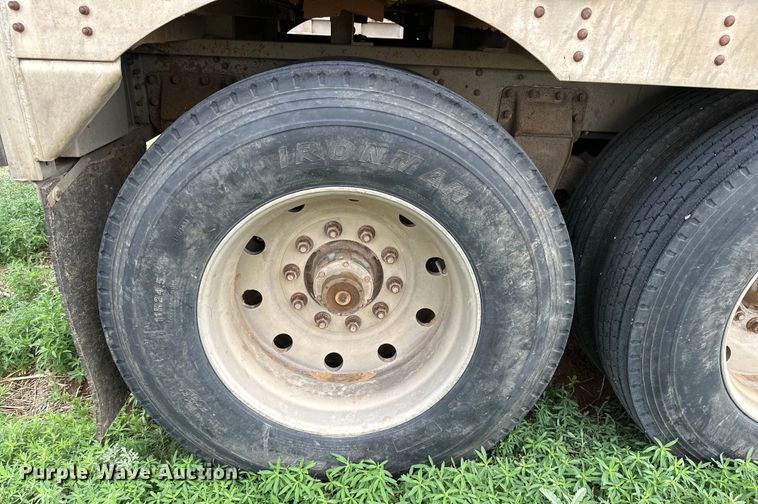 image for item DK6876 1995 Wilson PSDCL=302 livestock trailer