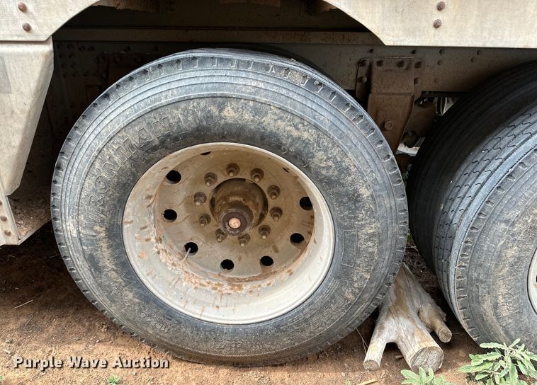 image for item DK6876 1995 Wilson PSDCL=302 livestock trailer