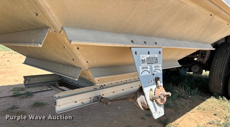 image for item DK6892 1993 Wilson DWH-200 grain trailer