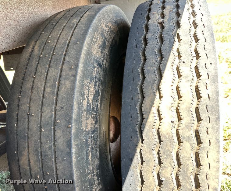 image for item DK6892 1993 Wilson DWH-200 grain trailer