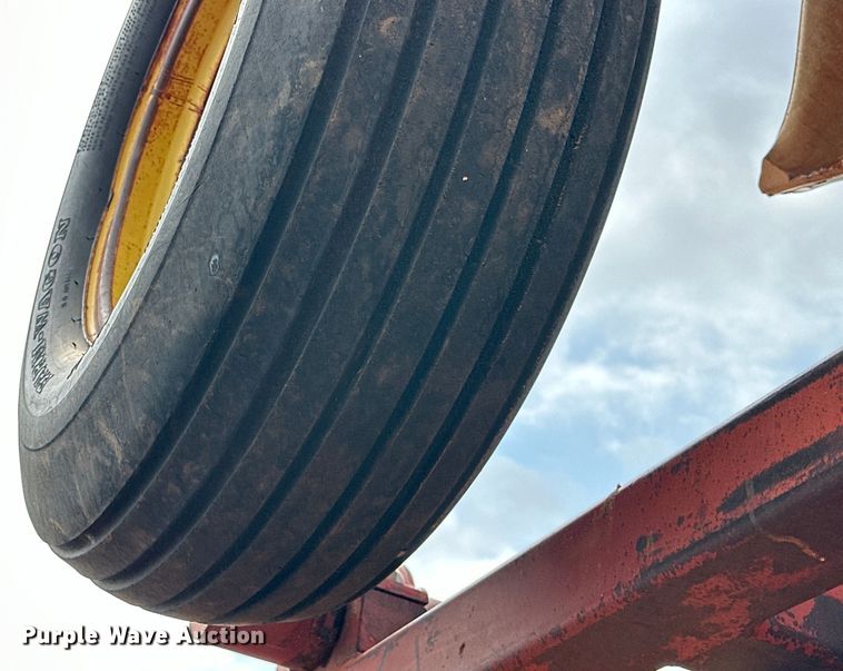 image for item DK6920 Sunflower 3270-33 sweep plow