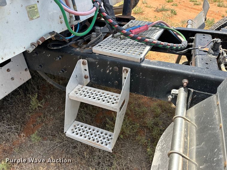 image for item DK6921 2005 International 9400i semi truck