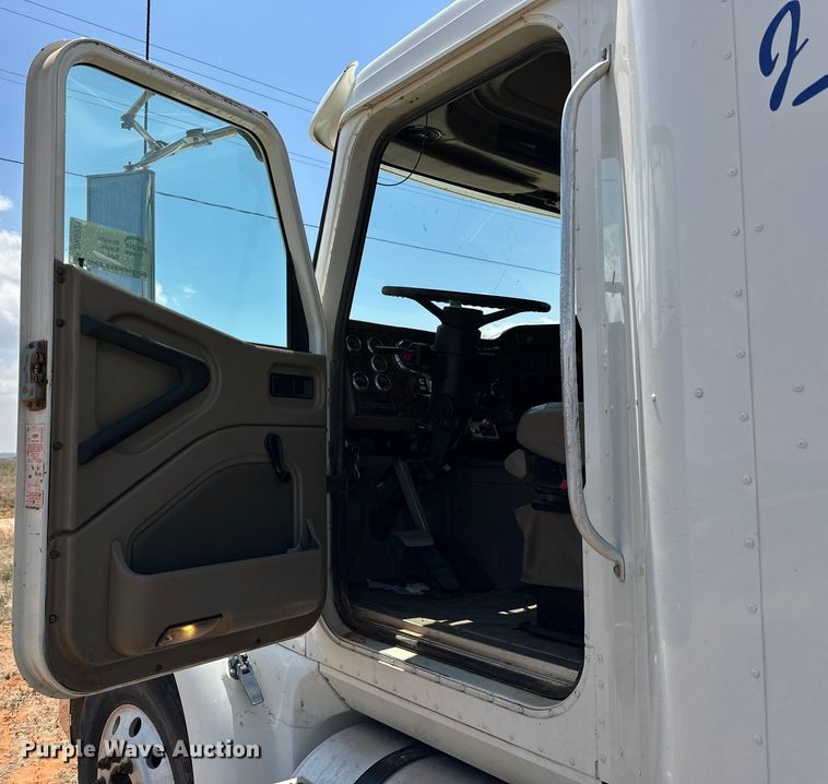 image for item DK6921 2005 International 9400i semi truck