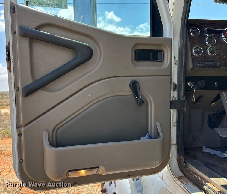 image for item DK6921 2005 International 9400i semi truck