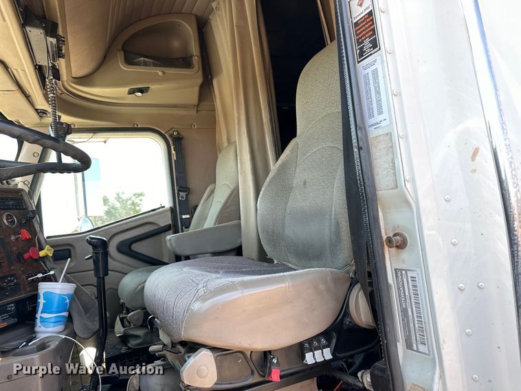 image for item DK6921 2005 International 9400i semi truck