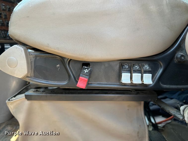 image for item DK6921 2005 International 9400i semi truck