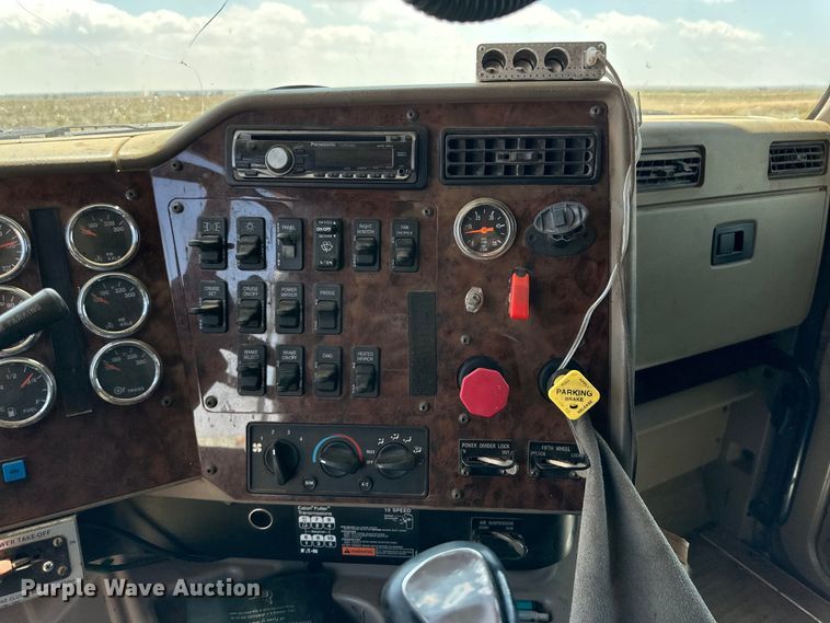 image for item DK6921 2005 International 9400i semi truck