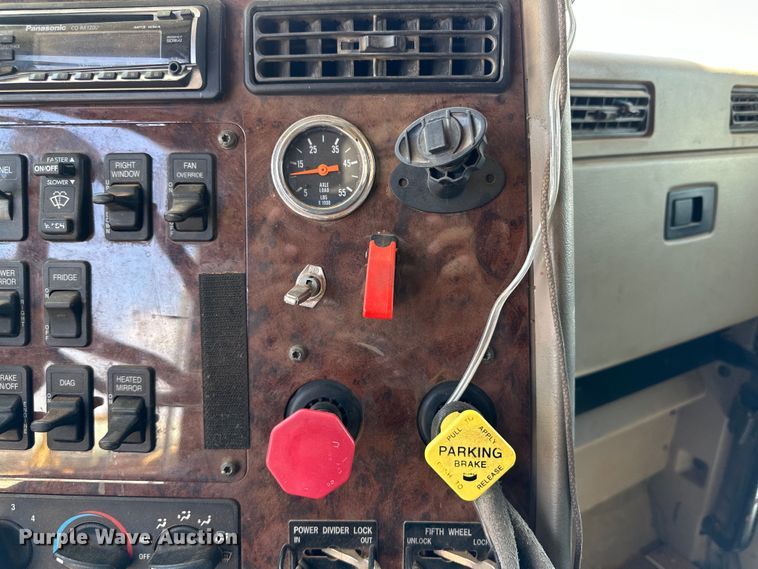 image for item DK6921 2005 International 9400i semi truck