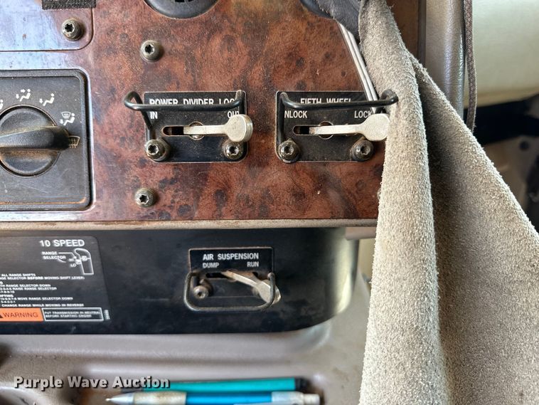 image for item DK6921 2005 International 9400i semi truck