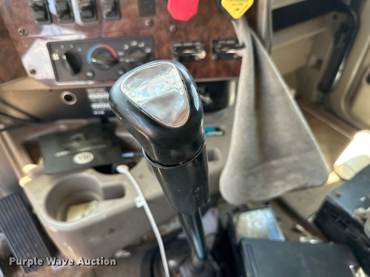 image for item DK6921 2005 International 9400i semi truck