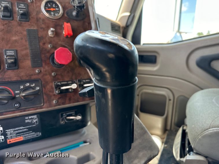 image for item DK6921 2005 International 9400i semi truck