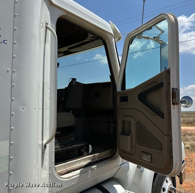 image for item DK6921 2005 International 9400i semi truck