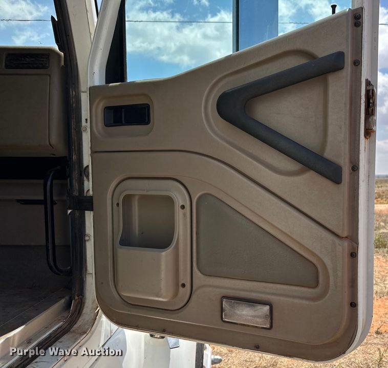 image for item DK6921 2005 International 9400i semi truck