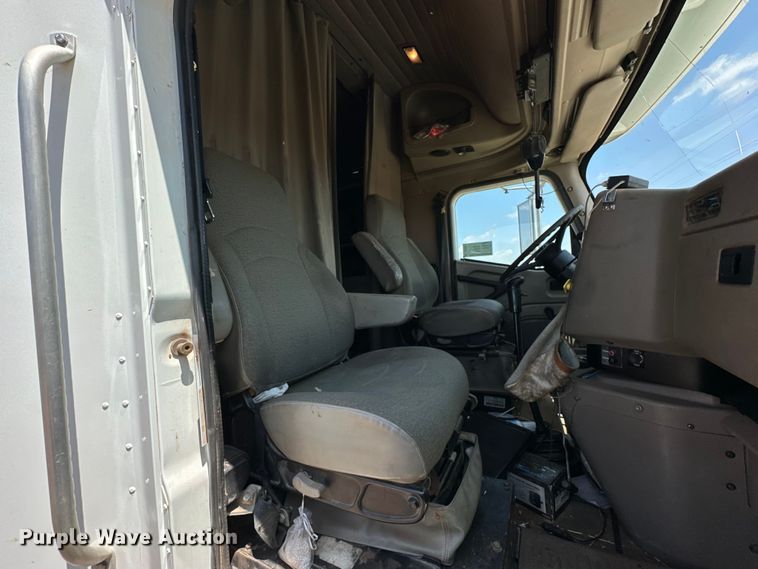 image for item DK6921 2005 International 9400i semi truck